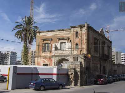 Lasciamo la Fibronit e proseguiamo per altri duecento metri, fin quando incredibilmente giungiamo davanti a un�attivit� ancora aperta: si tratta di un�autocarrozzeria dell�Alfa Romeo: sorge accanto all'antica Villa De Sario